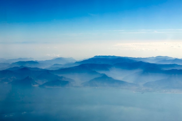 Bergtoppen in de wolken