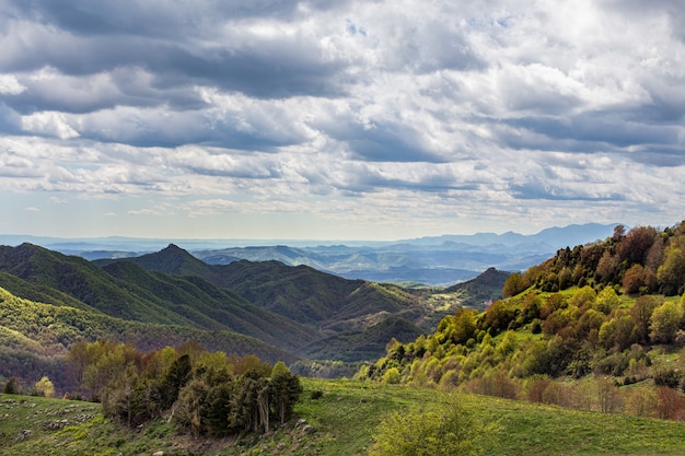 Bergtoppen landschap groene heuvels met bomen op bewolkte dag Catalunya Spanje