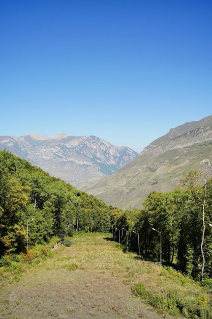 Bergtoppen tegen bewolkte hemel Toppen van prachtige rotsen gelegen tegen heldere bewolkte hemel op zonnige dag in de natuur