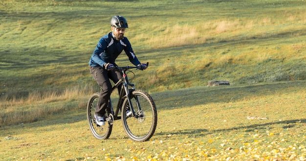Bergtoppen veroveren door fietser in korte broek en jersey op een moderne carbon hardtail bike