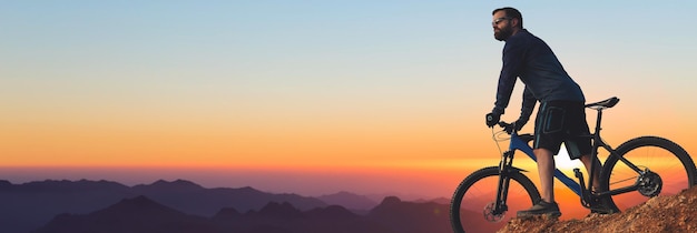 Bergtoppen veroveren door wielrenner in korte broek en jersey op een fiets met luchtgeveerde voorvork