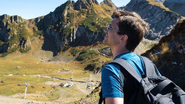 Bergtoppen veroveren Een jonge man maakt een reis