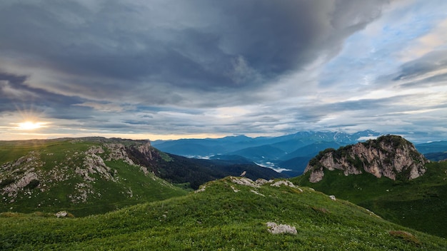 Bergvalleien en alpenweiden bij zonsondergang met bewolkte hemel. Lagonaki, Kaukasus, Rusland