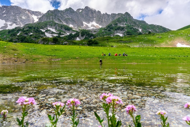 Bergwandelpad, prachtig landschap met bergen, groene grasweiden en wandelpad in