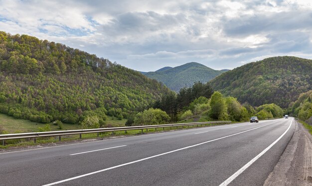 Bergweg. Avondlandschap in de Karpaten. Oekraïne, Europa. Schoonheid wereld concept.