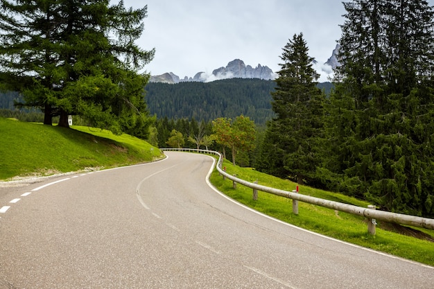 Bergweg bij de bergen Dolomieten, Italië