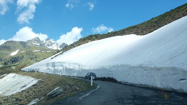 Foto bergweg in de alpen in de winter