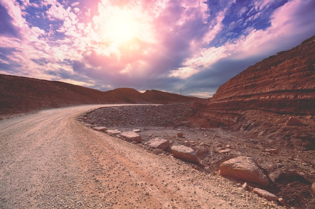 Bergwoestijnlandschap Onverharde weg in Nationaal Park Makhtesh Ramon Crater in Negev-woestijn Israël