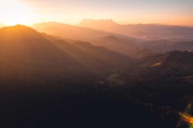 Bergzonsopgang Berglandschap en vroeg ochtendlicht