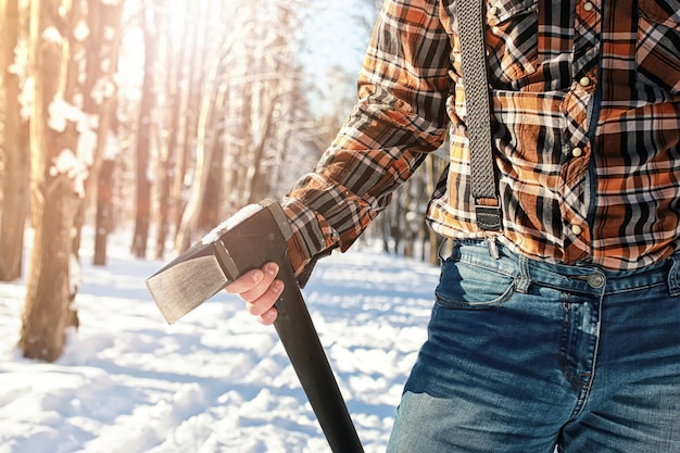 Berk winter bos man met bijl