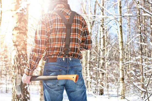 Berk winter bos man met bijl