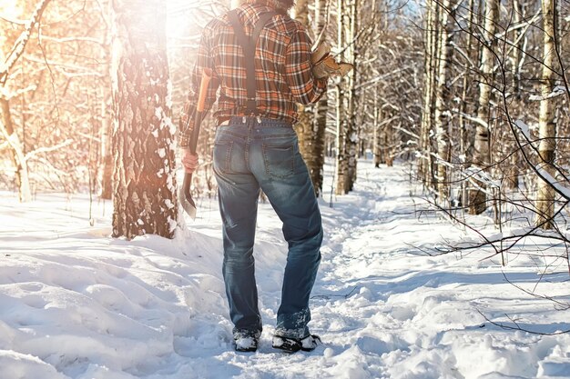 Berk winter bos man met bijl