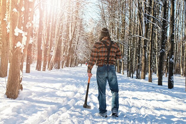 Berk winter bos man met bijl