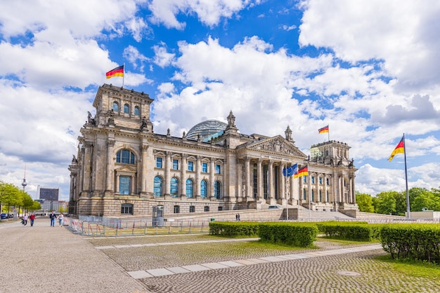 BERLIJN, DUITSLAND - MEI 17, 2021: De Reichstag-gebouw (1884-1894) zetel van het Duitse parlement, ontworpen door Paul Wallot, Berlijn, Duitsland