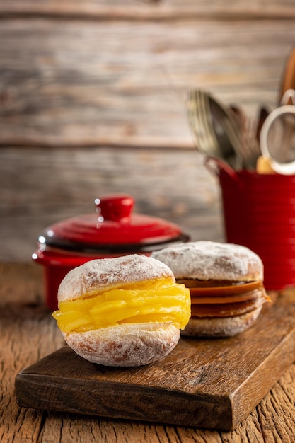 Berlijnse balletjes Brood gevuld met banketbakkersroom en bestrooid met gestrooide suiker