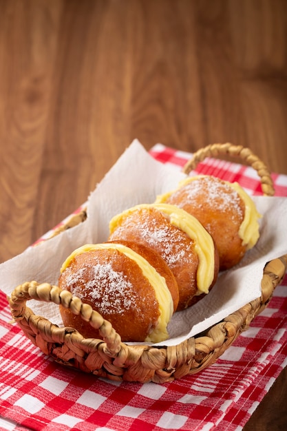 Berlijnse balletjes brood gevuld met slagroom