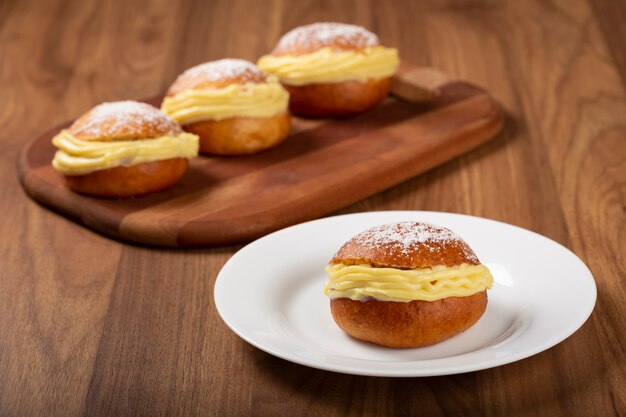 Berlijnse balletjes Brood gevuld met slagroom