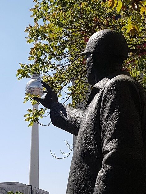 Berlijnse standbeeld met tv-toren illusie