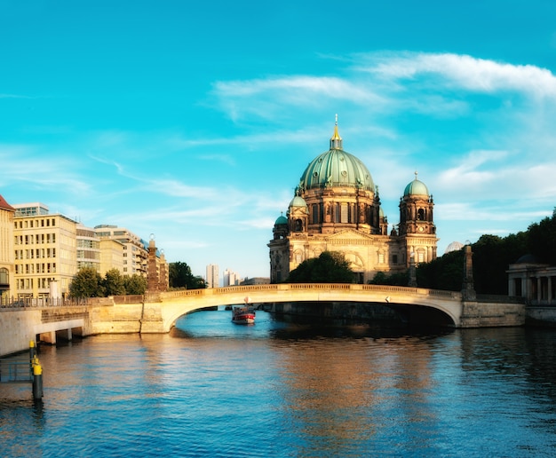 Berlin cathedral, uitzicht over de rivier de spree