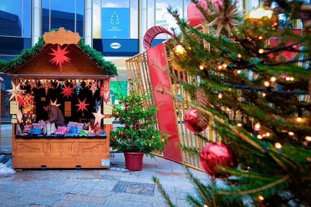 Berlin, Duitsland - 11 December 2017: Kerstboom op de kerstmarkt in Duitsland in Europa in de winter. Duitse straat Xmas en vakantiebeurs in Europese stad of gemeente. Kaiser-Wilhelm-Gedächtniskirche