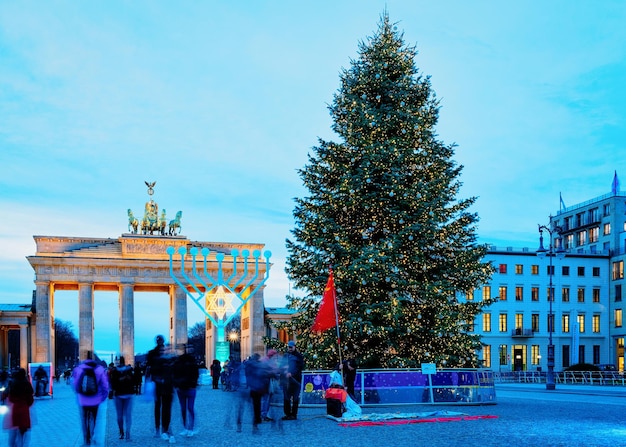 Berlin, Duitsland - 13 december 2017: Brandenburger Tor gebouw, in Berlijn, in Duitsland, 's nachts verlicht