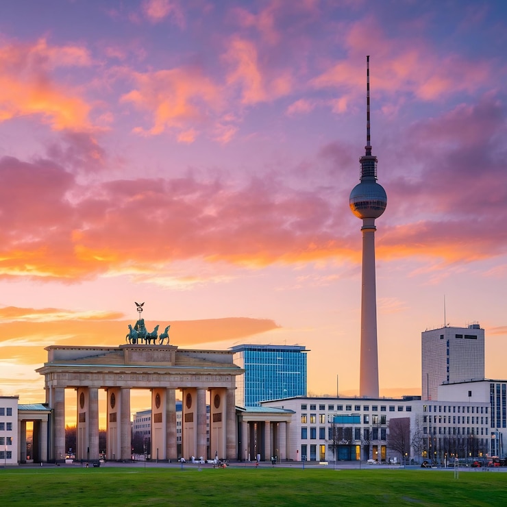 Photo berlin germany 24 may 2023 the skyline of the city center of berlin during sunset
