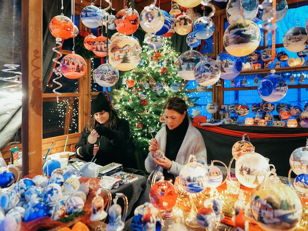 독일 베를린 - 2017년 12월 10일: 독일 겨울 베를린의 시청에서 밤 크리스마스 시장에 장식이 있는 마구간. 바자회에서 공예품을 판매하는 강림절 박람회 및 포장 마차.