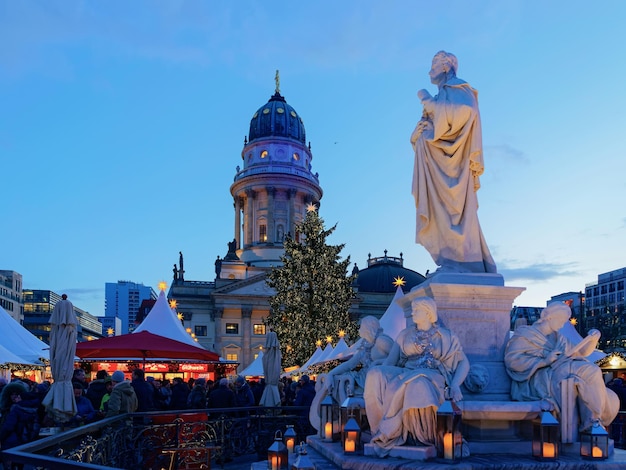 Берлин, Германия - 8 декабря 2017 г.: Ночная рождественская ярмарка на площади Жандарменмаркт в Берлине зимой, Германия. Рождественская ярмарка украшений и прилавков с поделками на базаре.