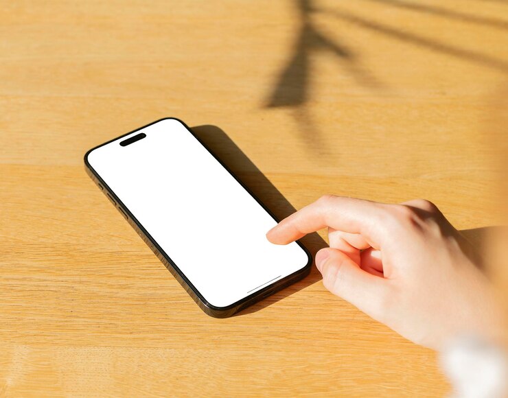 ドイツ ベルリン 2023年10月20日 携帯電話の画面を指でクリックしてタップする 木製のテーブル上のディスプレイモックアップ