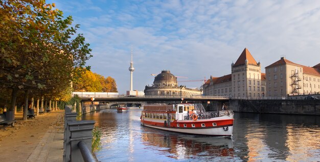 Berlino, fiume sprea in autunno con la barca turistica