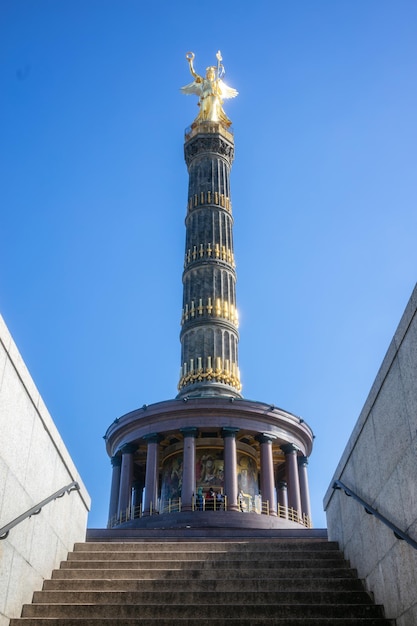 Berlin Victory Column Gouden standbeeld van engel probeert de hemelachtergrond aan te raken