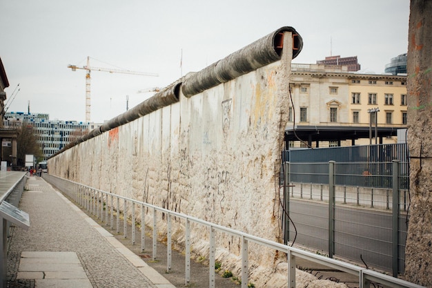 Foto muro di berlino in città contro un cielo limpido