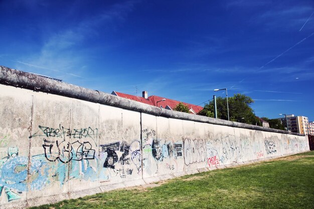 Photo berlin wall memorial with graffiti