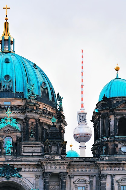 Cattedrale di berliner dom con la torre della televisione, berlino, della germania