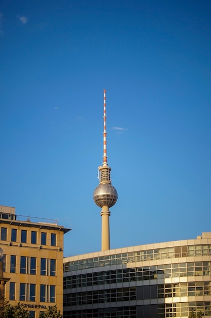 Berlins alexanderplatz weltzeituhr wereldtijdklok gele tram en tv-toren alexanderplatz