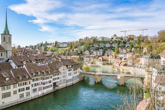 ベルン、スイス。古い街の中心部とNydeggbrucke川Aareの橋の眺め。