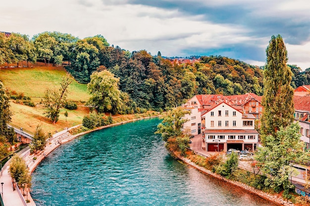 Bern, Zwitserland - 31 augustus 2016: Landschap met de rivier de Aare in Bern, Zwitserland.