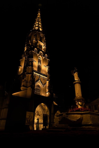 Bern39s kathedraalplein verlicht met het standbeeld