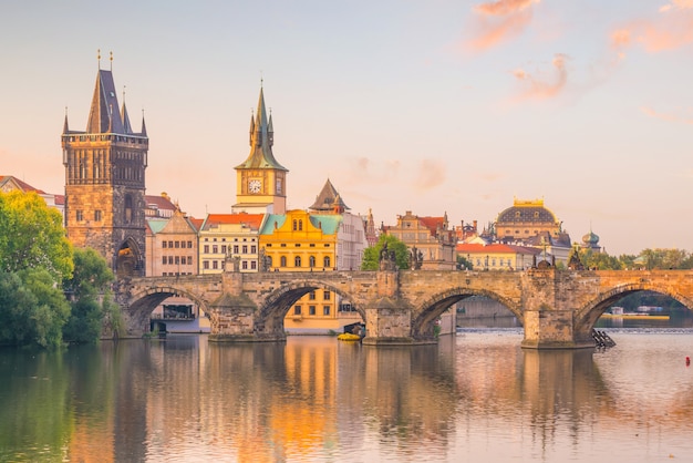 Beroemd iconisch beeld van de Karelsbrug en de skyline van de stad van Praag in Tsjechië