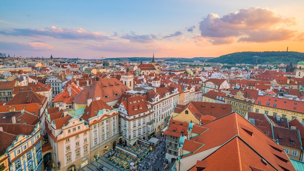 Beroemd iconisch beeld van de skyline van de stad van Praag in Tsjechië