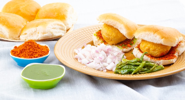 Beroemd indisch straatvoedsel vada pav