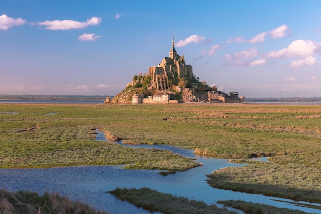 Beroemd kasteel Mont Saint Michel en de uiterwaarden bij zonsondergang, Normandië, Frankrijk