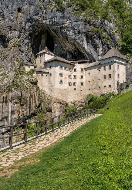 Beroemd kasteel van Predjama ingebouwd in een grot in de bergen in Slovenië