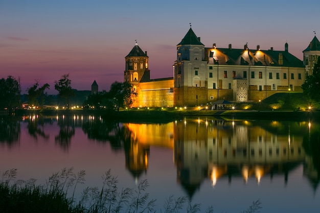 Beroemd Mir-kasteel (Wit-Rusland) in de schemering