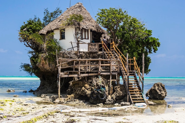 Beroemd restaurant "The Rock" gebouwd op de klif in de zee bij Zanzibar, Tanzania