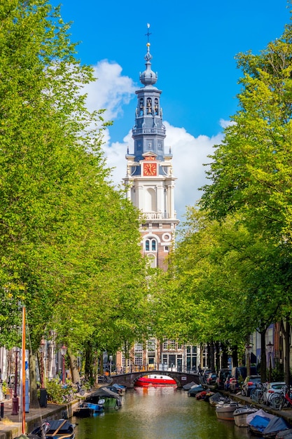 Beroemd uitzicht op de Amsterdamse Zuiderkerk Zuid-kerk met uitzicht op het kanaal en de boten en in de schaduw van bomen Amsterdam Holland Nederland Europa