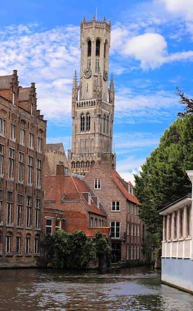 Beroemd uitzicht op de toeristische trekpleister van Brugge, het Rozenhoedkaai-kanaal met Belfort en oude huizen langs het kanaal met boom België