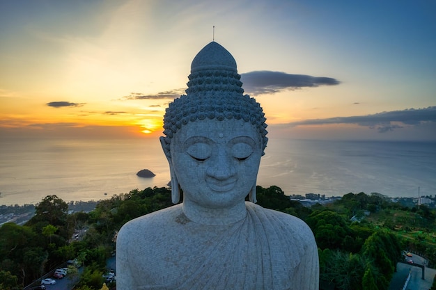 Beroemd wit Big Buddha-standbeeld op de top van de heuvel in Phuket