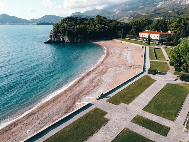 Beroemd zandstrand Milocer in Montenegro in de buurt van Sveti Stefan Luchtfoto op een luxehotel Adriatic