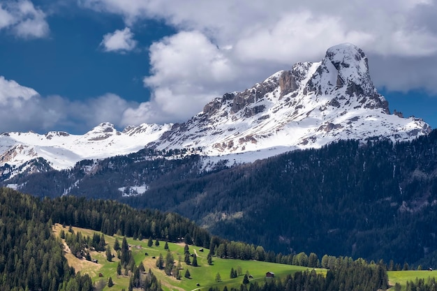 Beroemde alpine plaats van de wereld Trentino Alto Adige regio Italië Europa Schitterende zomer Uitzicht op de Alpenvallei Verbazingwekkende natuur